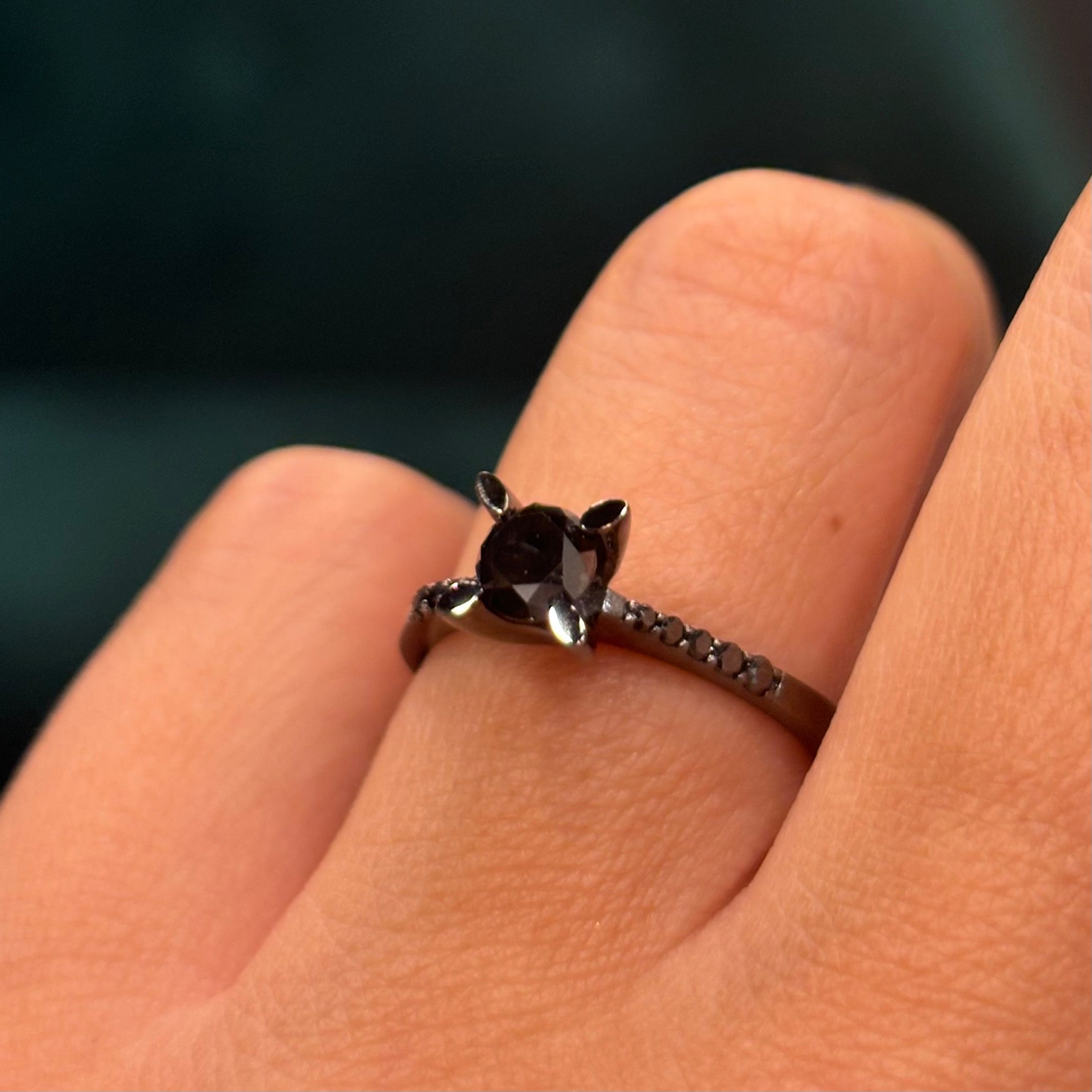 Дамски пръстен от черно злато с черни диаманти 0.73 карата